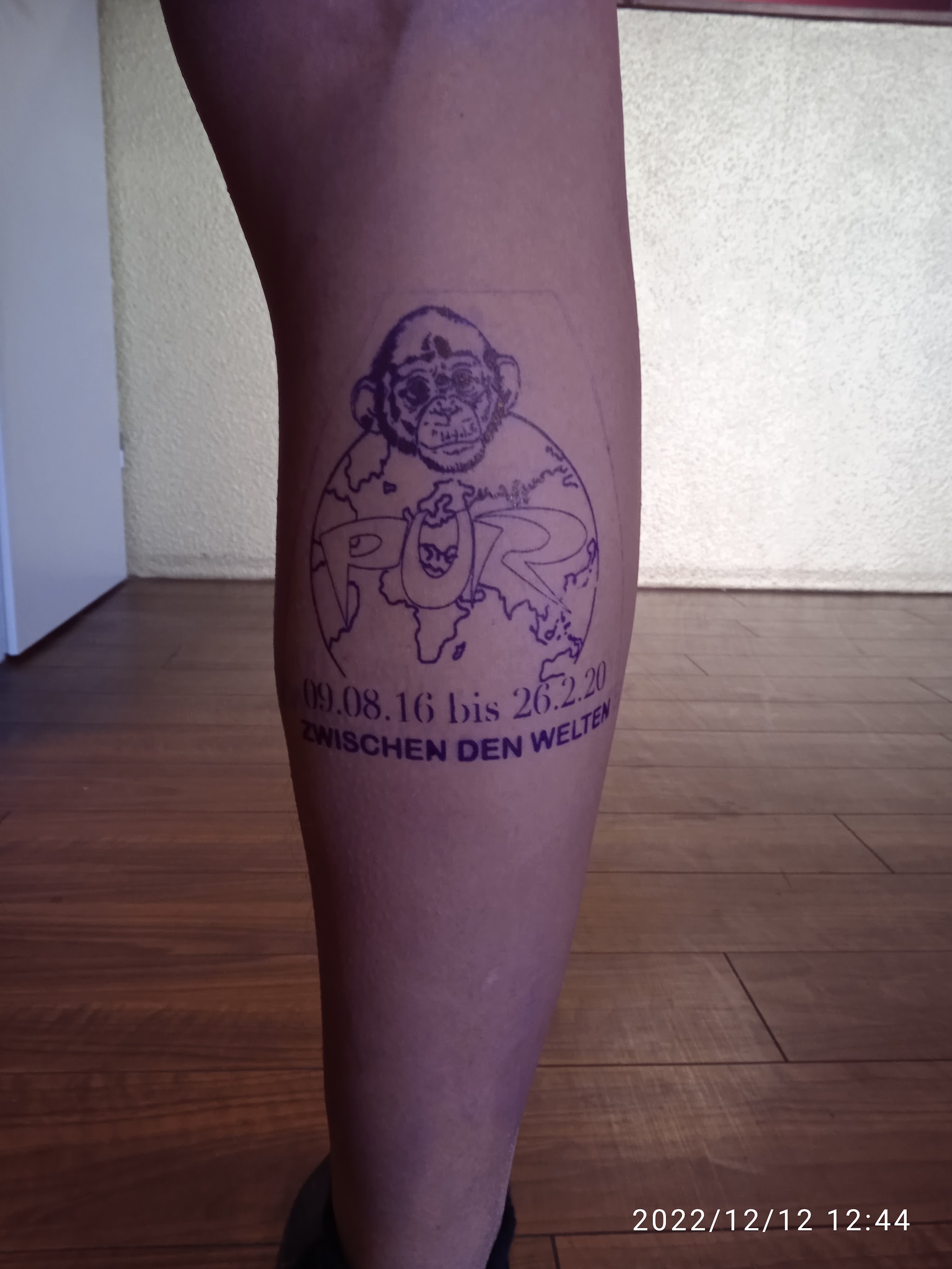 Vorgezeichnetes Motiv auf der Wade, noch als Übertragung