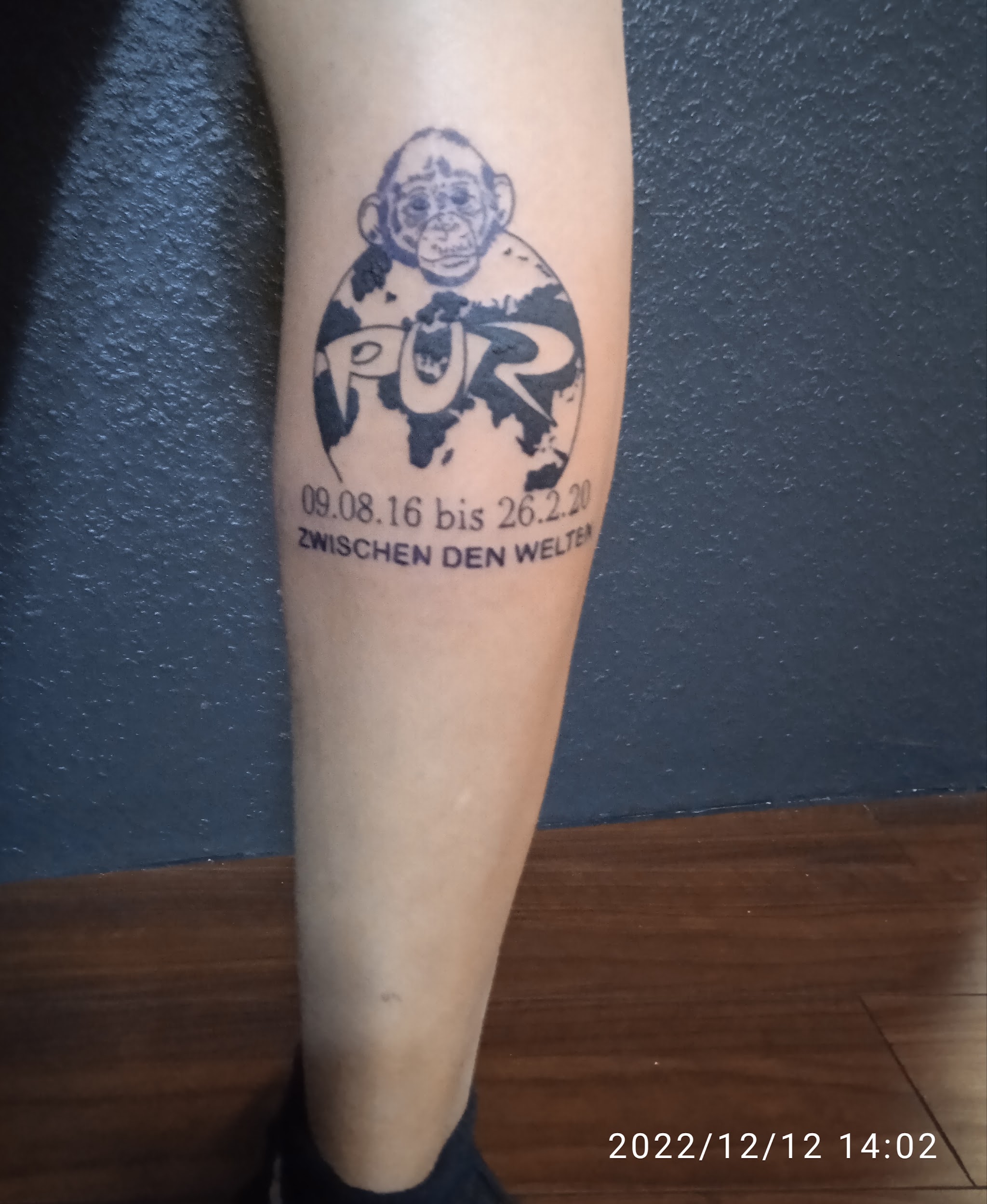 Fertiges Wadentattoo in Schwarz und Grau