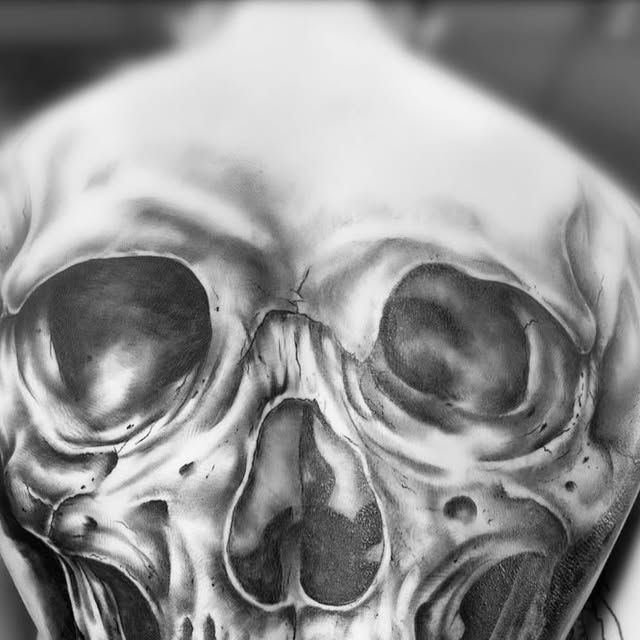 Großflächiger Totenschädel in Black and Grey auf dem Rücken