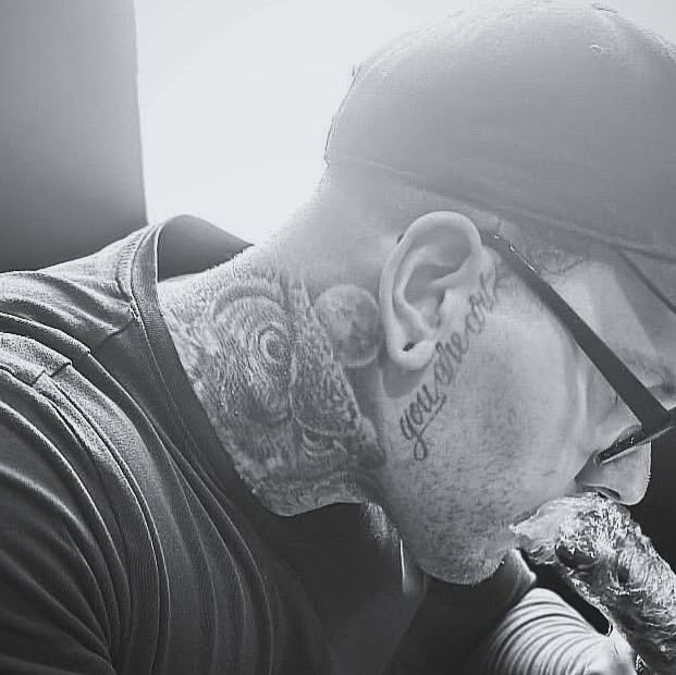 Halstattoo mit Eule und feinem Schriftzug hinter dem Ohr