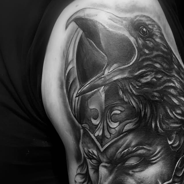 Rabe über einem Statuengesicht, Black and Grey, Oberarm