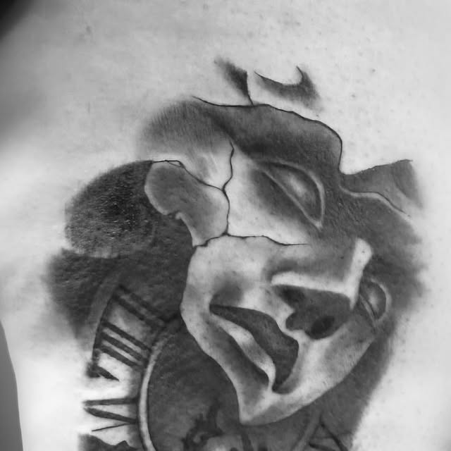 Gesprungenes Statuengesicht mit Uhr, Black and Grey